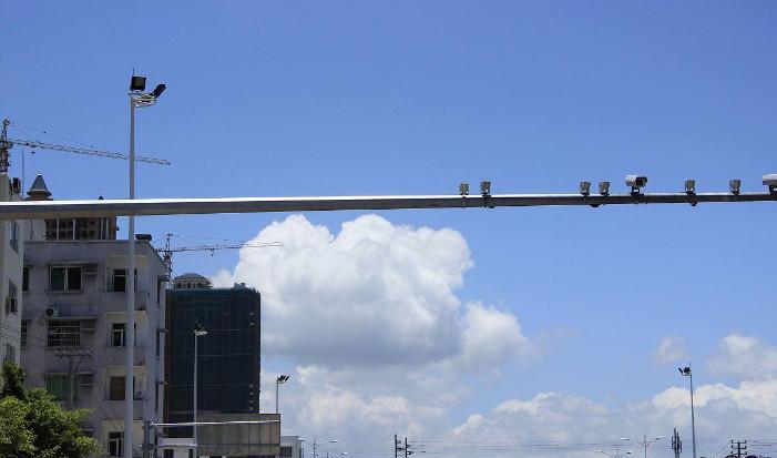 行驶中车子被电子眼闪了一下,这是啥意思,是被