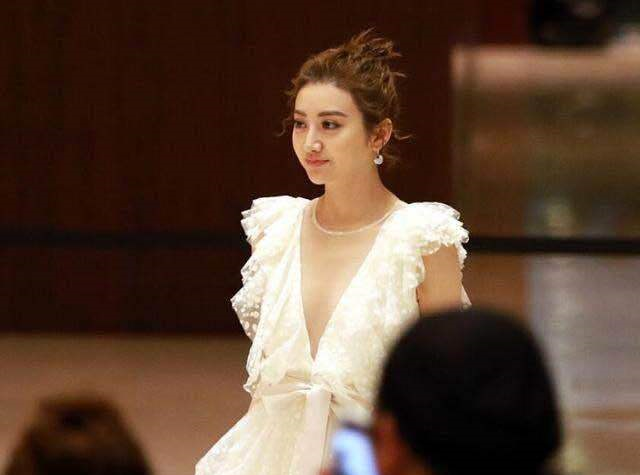 失去了金主男友的景甜跌下神坛,风光不再,颜值