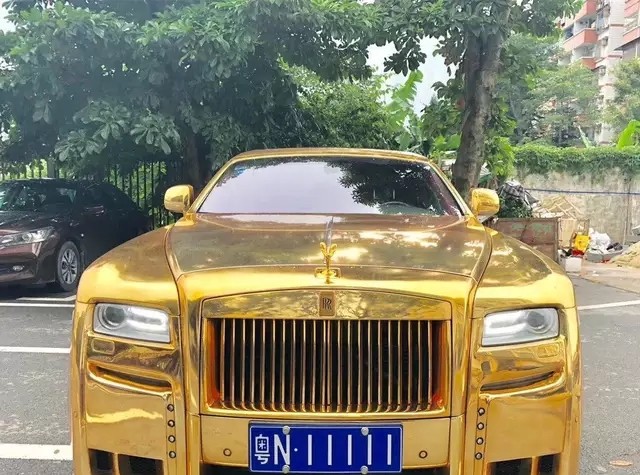 26岁亿万富豪,座驾是黄金版劳斯莱斯,车牌