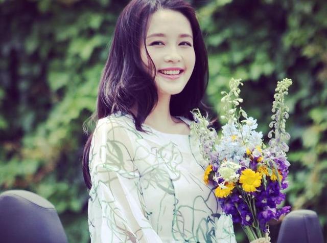 李沁被要求现场量Size，却非要拖着主持人下水，结果主持人完败