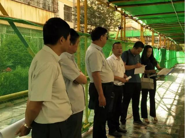 市区两级政府单位实地调研城建物业老旧住宅楼