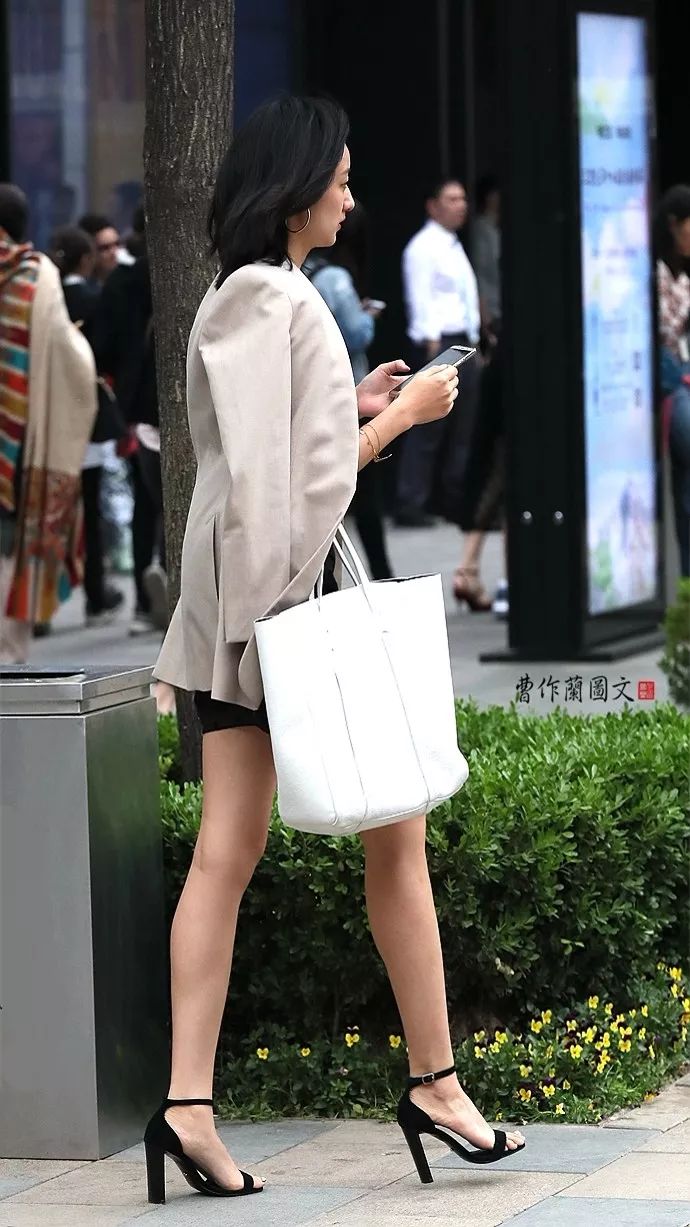 街拍:穿一字带凉鞋的美女