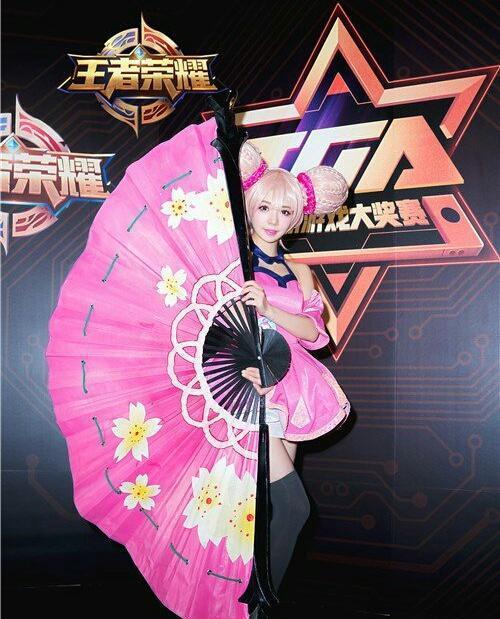 美女荣耀:cos美女被放看见,宅男们出来大波福王者裙子故事图片