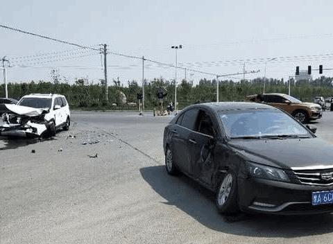 吉利帝豪被东风风行拦腰撞击, 这效果把交警都看懵了