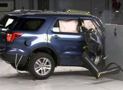 IIHS设置右侧小面积碰撞测试，德日韩过关，探险者和大切“折了”