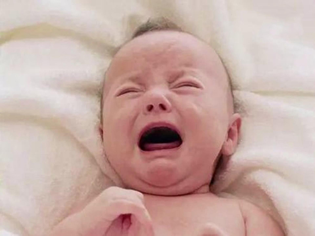 1岁宝宝突然哭闹不止,医生检查没有结果,宝妈