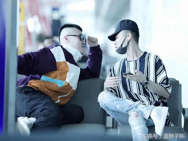 张云雷最新的机场照片,今天又是帅帅酷酷高冷