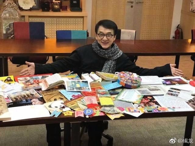 同样是娱乐圈知名女星，成龙示爱章子怡却打脸赵薇？