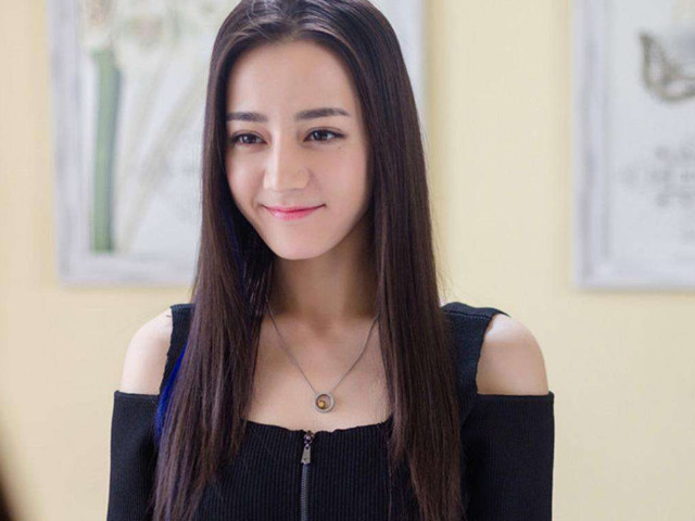 赵丽颖的年收入,迪丽热巴的年收入,唐嫣的年收