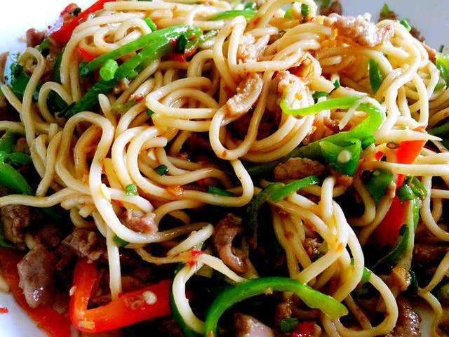 五个保姆应聘做凉面,最后2个做得太好难以抉择