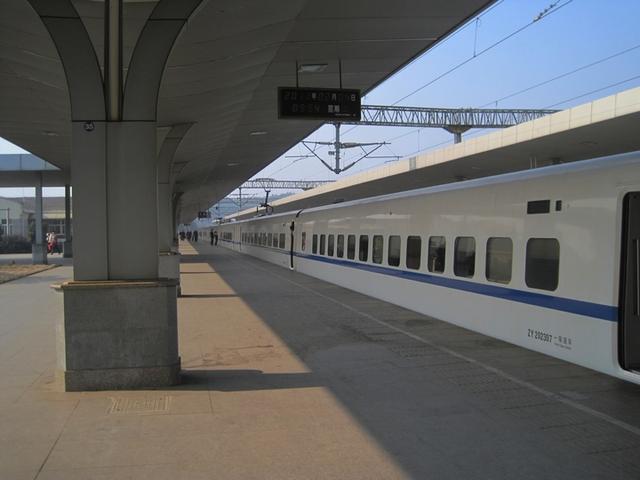 火车站都在市区,为什么高铁在郊区?说出来你可