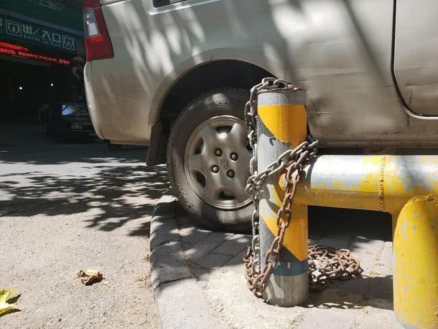 花15万买车位结果被人占，车主一怒之下买辆破车堵了970天！