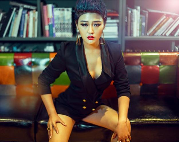 在第三季和第四季《欢乐喜剧人》中,辽宁民间艺术团多了一位美女演员