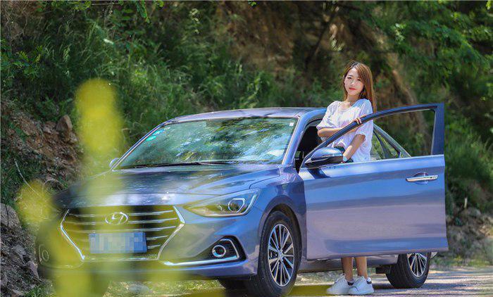 灵动小妹为这款8万的汽车做解说, 因没有穿黑丝被批评