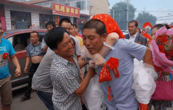 农村有些地方，为什么是公公背儿媳妇儿进洞房？是什么由来？