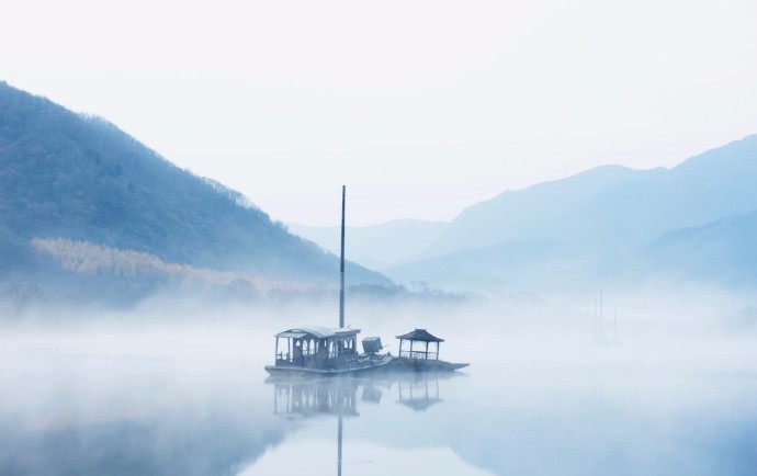 水色南天远,舟行若在虚