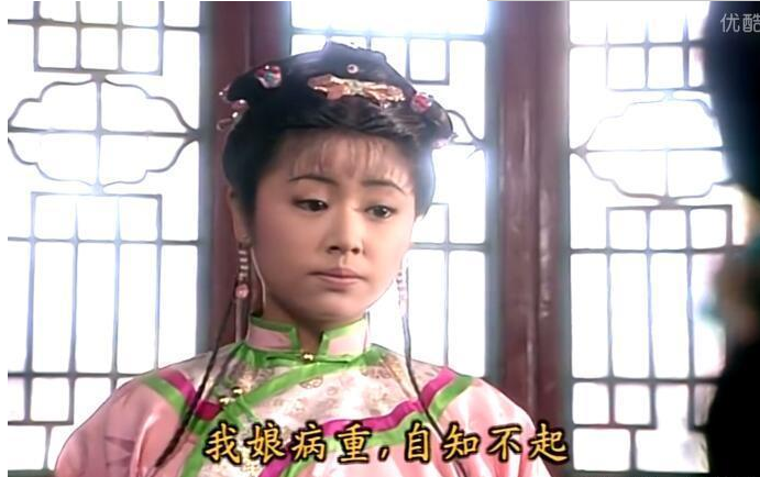 这件衣服进宫前也曾穿过,那时,紫薇梳的发型要高贵许多——当时她