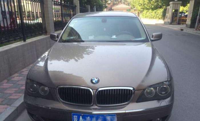 花17万买辆宝马7系, 家里的车库都放不下, 只能停在路边炫耀一番