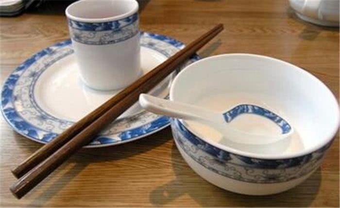 外国人:用筷子吃饭是过时的行为,好比在电脑时
