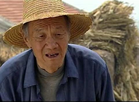 曾经饰演《暖春》里的小花，如今大变样，爷爷90岁仍在影视圈