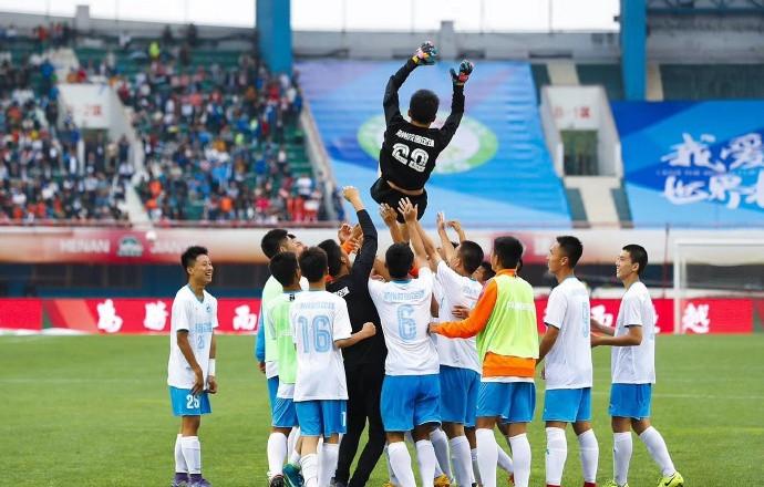 2万球迷+中超球场+现场直播!一场初中生足球比