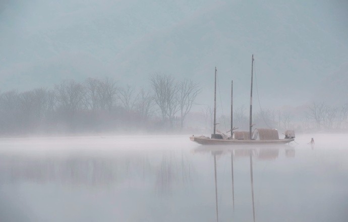 水色南天远,舟行若在虚