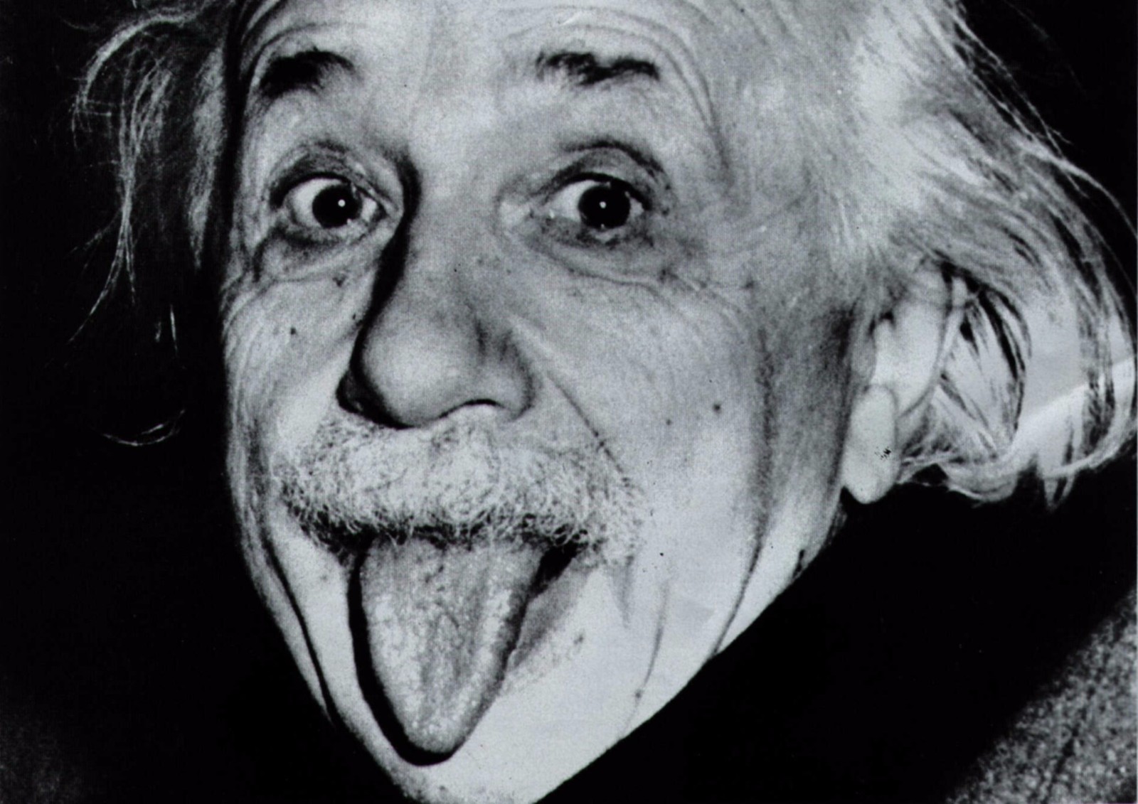 爱因斯坦最会搞怪：拍照吐舌头、手提自己形象的玩偶|爱因斯坦|搞怪|舌头_新浪新闻