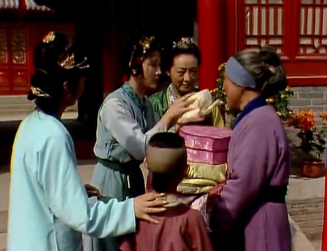 王夫人慷慨送100两银子给刘姥姥,曹雪芹却让二人零互动