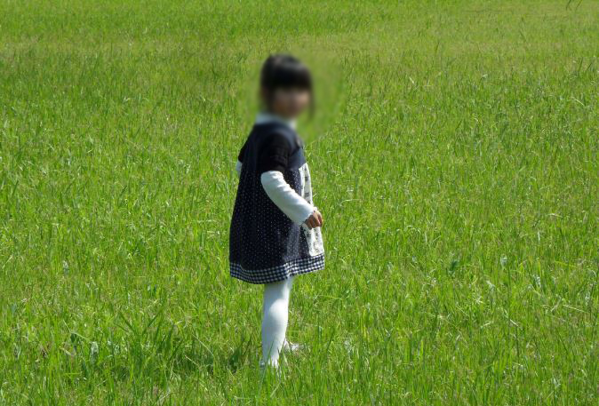 两口子外出打工,过年回家妈妈给女儿洗澡,脱下