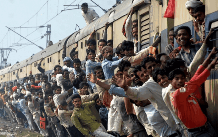 印度人坐火车和中国人不一样, 连日常走路也比较特别