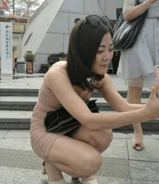 街拍 低胸包臀裙少妇, 穿这么短, 拍照会有点麻烦哦