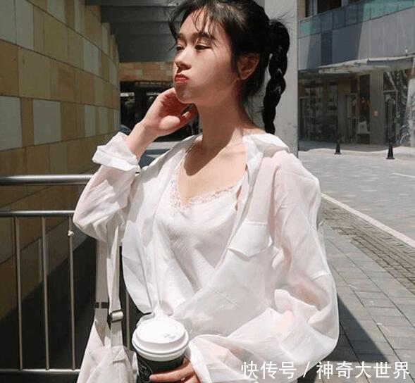 为什么女生穿半透明的白衣服里面都要穿黑内衣?看完这3点就明白