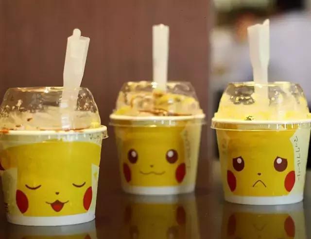 麦当劳出了款皮卡丘味的麦旋风,杯子上的表情包太嘲讽了