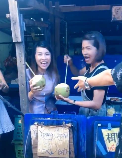 抖音苏老师为了100万粉承诺,真去卖椰子,网友