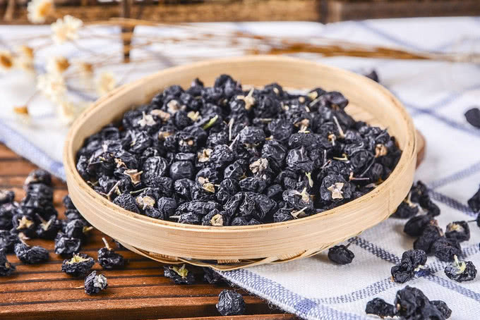 黑枸杞好还是红枸杞好,它们区别在哪里,黑枸杞