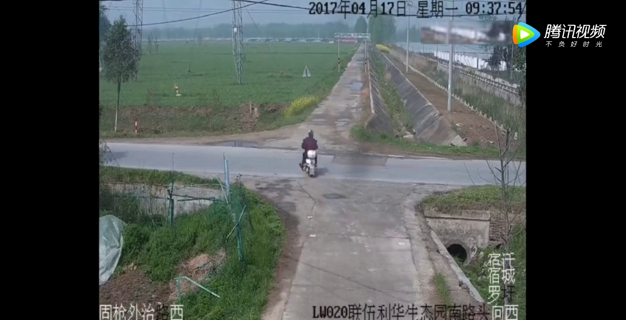 电动车司机过路口往右看了一眼，最后还是选择冲了出去