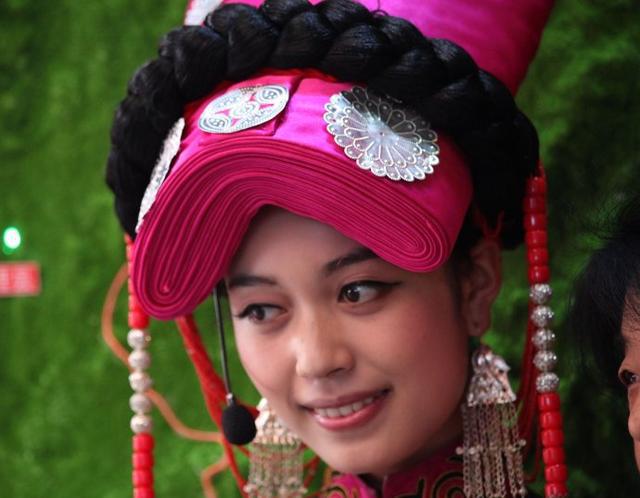 实拍来自四川大凉山的彝族美女（图）