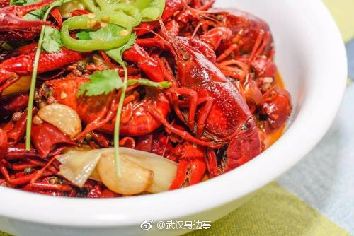 男子一口气吃下3盆小龙虾血脂爆表,医生抽血竟