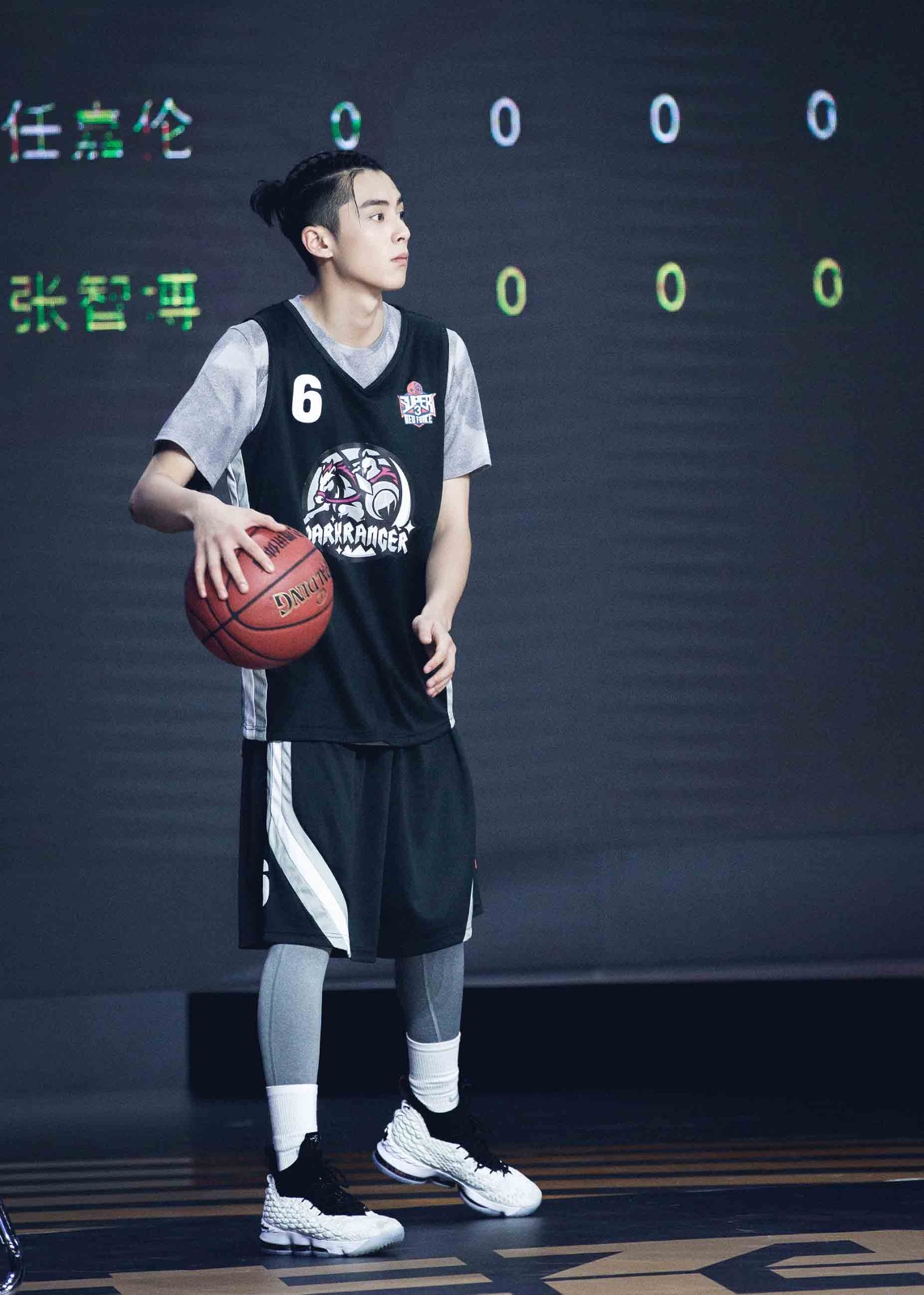 王鹤棣帅气出战明星篮球赛三分球带队拿下全场首胜