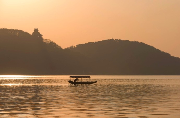 水色南天远,舟行若在虚