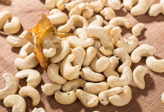 吃腰果的好处有哪些,一天吃多少合适,吃多了会