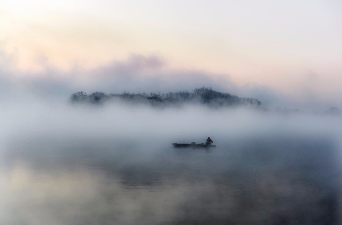 水色南天远,舟行若在虚