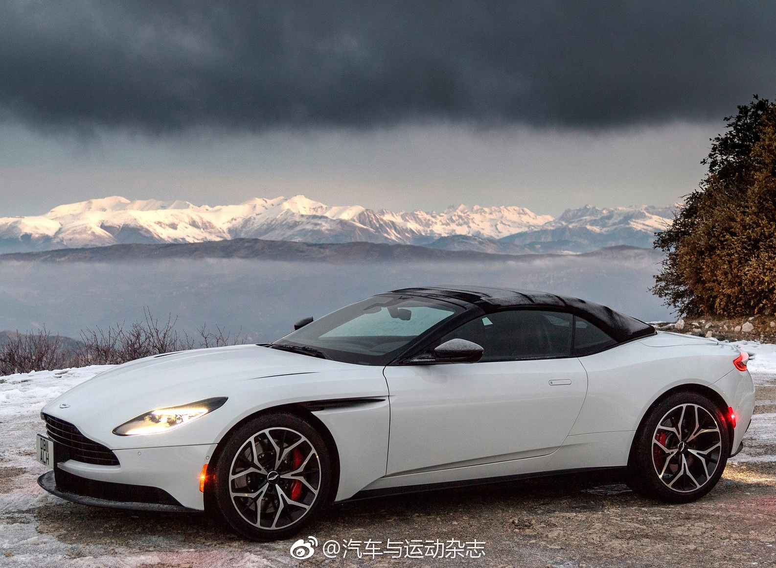 2019款阿斯顿马丁DB11 Volante是DB11的软顶敞篷版