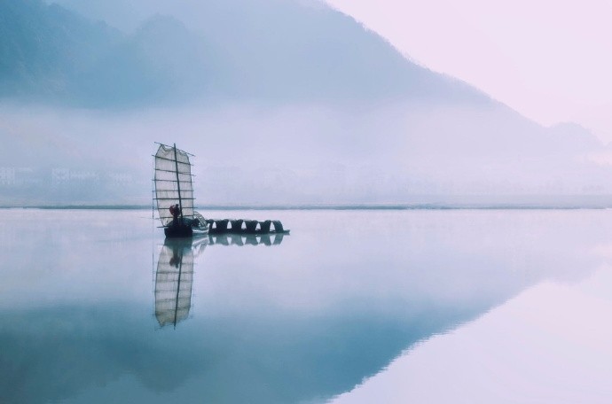 水色南天远,舟行若在虚