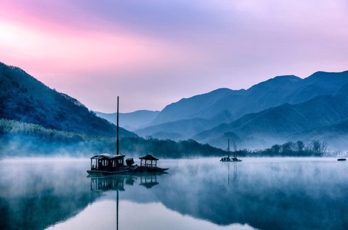 水色南天远,舟行若在虚