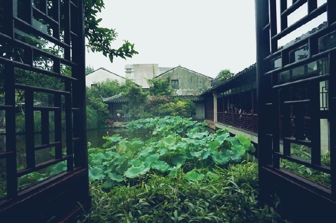 红粉里,绛金裳。 一卮仙酒艳晨妆