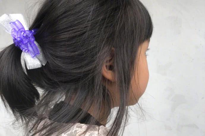 邓超给女儿梳辫子，小花妹妹称赞爸爸扎的最好看？