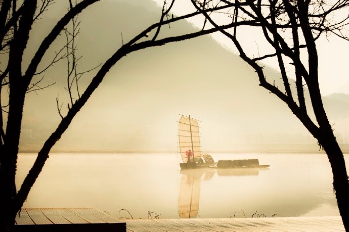 水色南天远,舟行若在虚