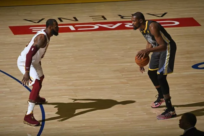 全场命中9记三分,库里打懵骑士!詹姆斯这一幕