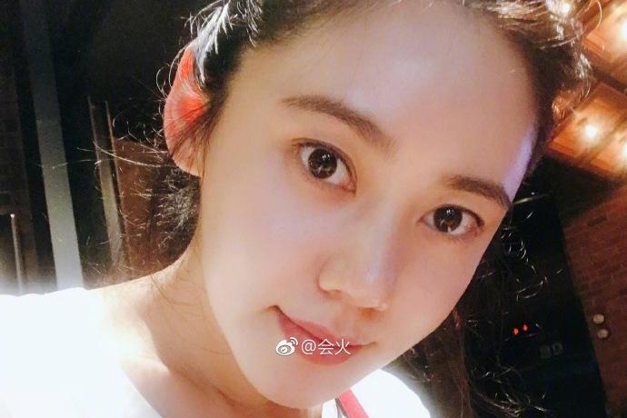 舒淇参加《中餐厅》的花絮照近日公布,网友们都直呼舒淇的这个发型太美了,真的是减龄了十岁不止! 侧面看是一股娴静淑女风。 正面看又有一些俏皮可爱。 鉴于这个发型实在太美,一些网友都开始出编发教程。小编也是看了教程,才知道原来舒淇耳朵两边的编发是完全不一样的。 一个是顺着编,一个是倒着编。 并且一边是垂着,一边是编的时候收了一些头发进去。不得不说一个看起来简单的编发着实不简单啊! (特别声明:以上文章内容仅代表作者本人观点,不代表新浪看点观点或立场。如有关于作品内容、版权或其它问题请于作品发布